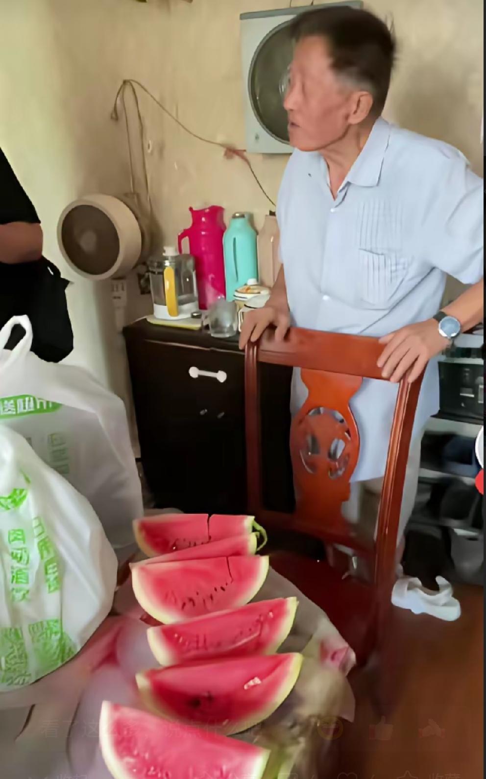 我见过这样的老人，每个小区可能都有吧？一直在翻垃圾桶，多脏啊？二十分钟左右就有人