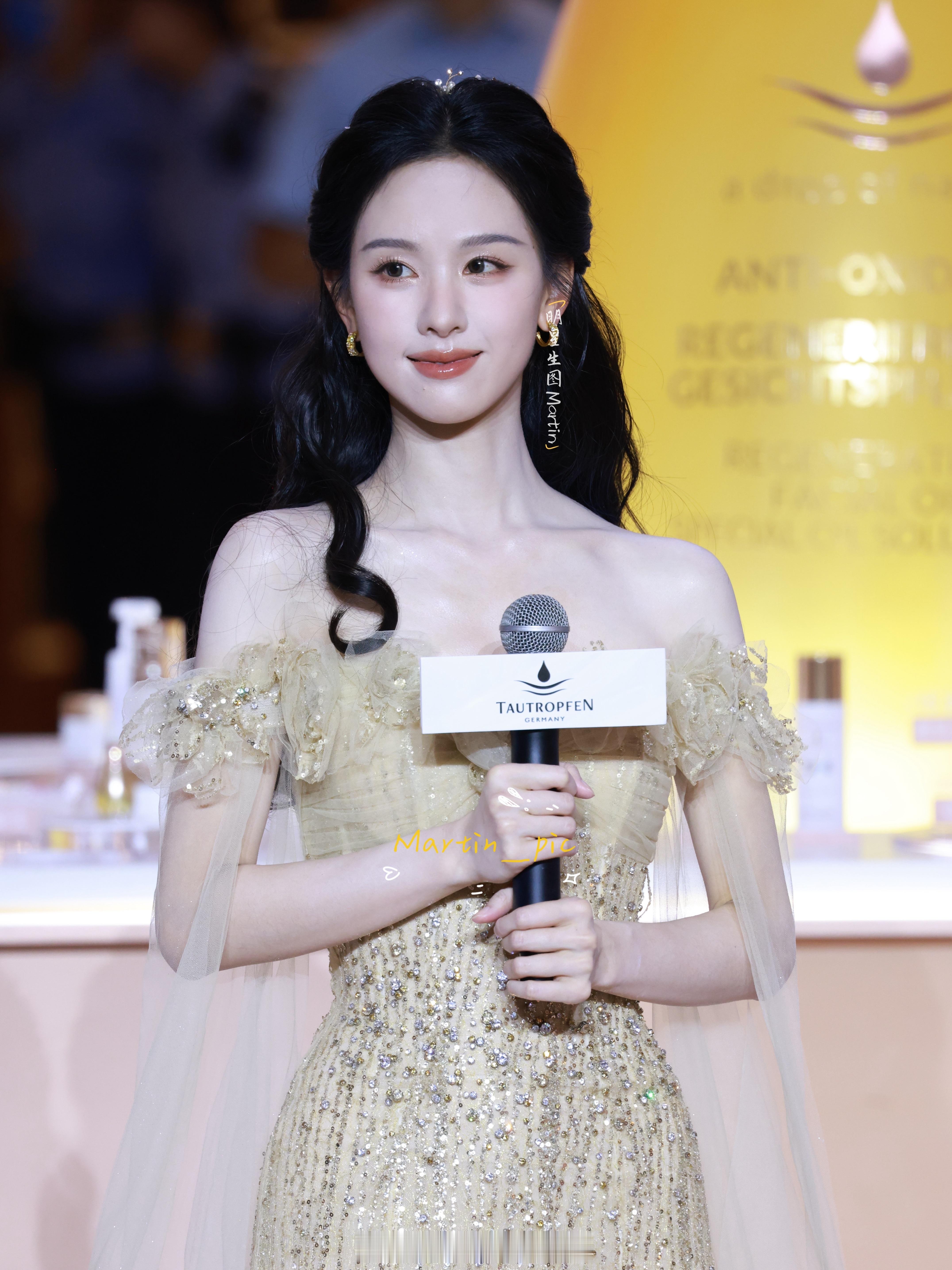 陈都灵[超话]  陈都灵郑州活动生图参见公主殿下，嘟嘟怎么能一次又一次突破自己的