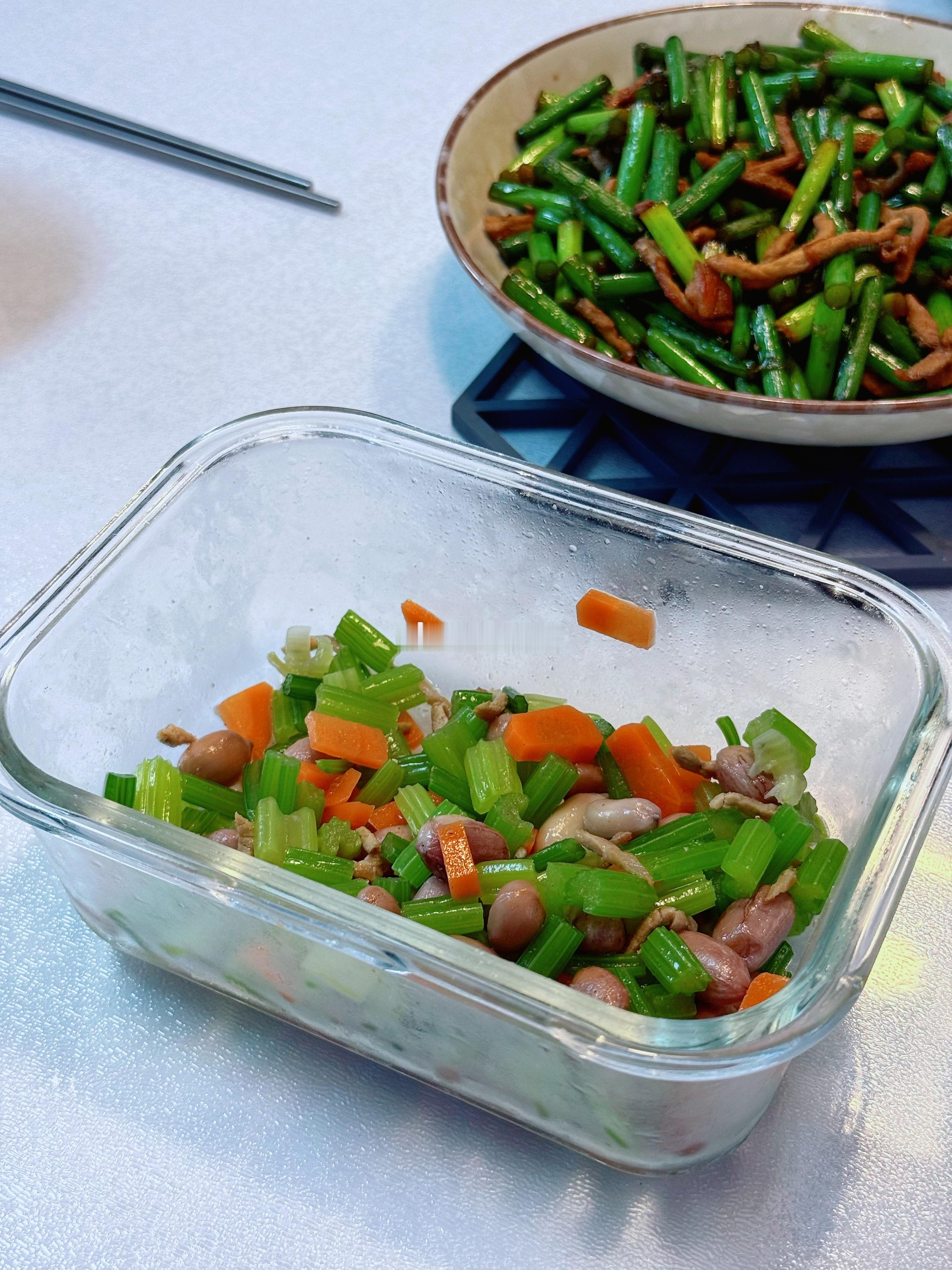 美食[超话] 中午携家夫来蹭饭，今天中午吃酱焖鲤鱼、肉炒蒜苔、炝拌花生米，吃完午