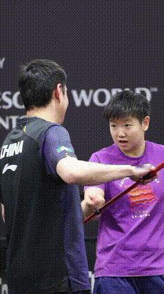 孙颖莎真的很有局长教育人的感觉啊[大笑][大笑][大笑]，
直愣愣地对着coco