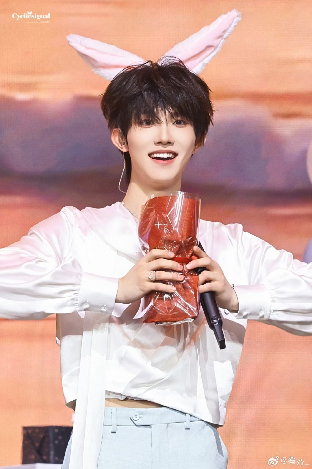 苏新皓说苹果不是无聊的水果苏新皓生日直播疯狂安利苹果，还说苹果才不无聊，甚至专门