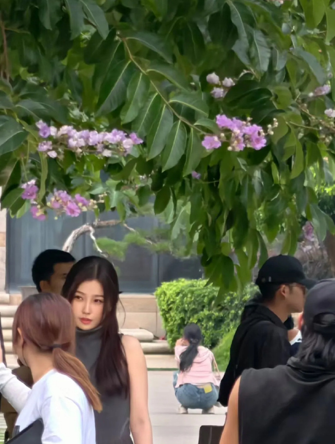 虞书欣生图美成啥样了有网友在大学偶遇虞书欣拍戏，流出来的生图美成啥样了，完全女神