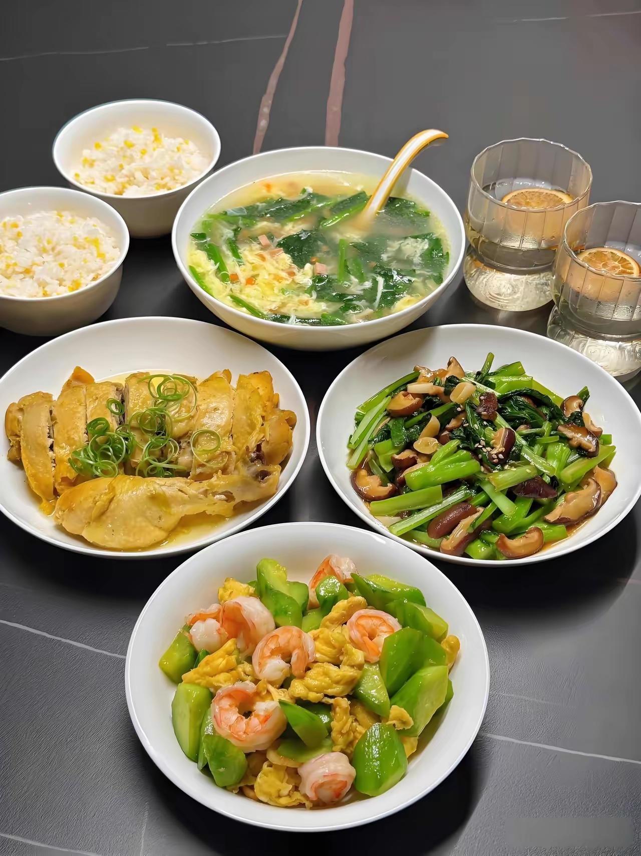 我嫁到婆家11年了，
我婆婆一直把我当陌生人对待，婆婆没有闺女，只有两个儿子，