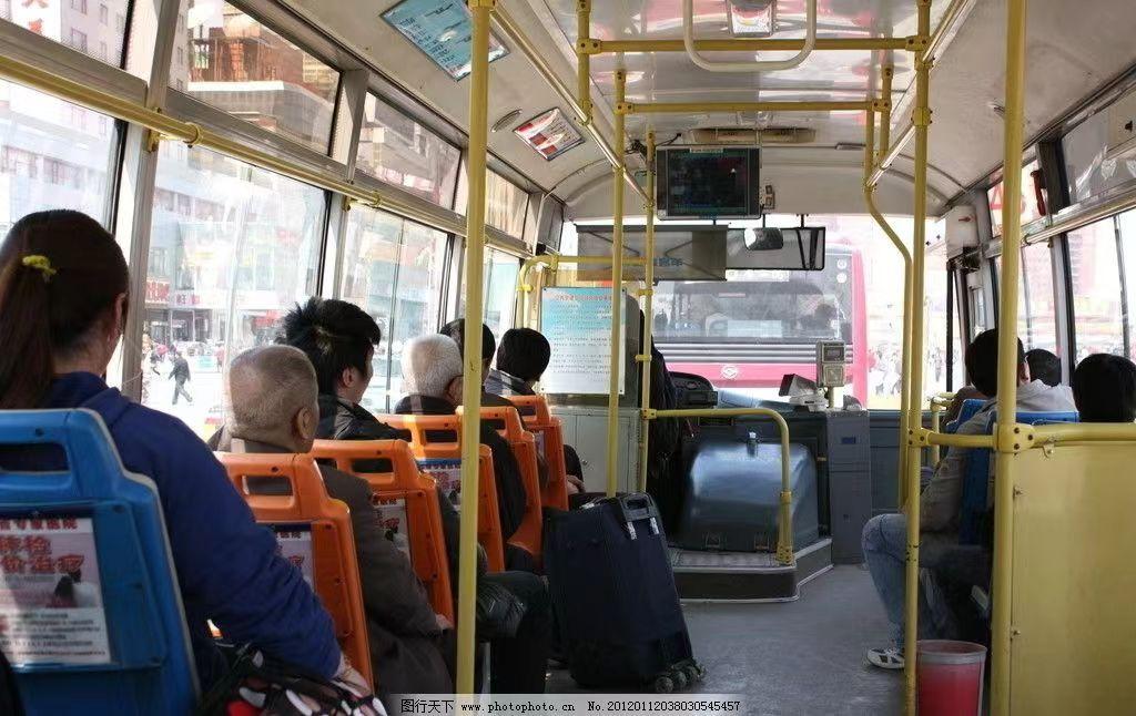 “见死不救！”广州，男孩和母亲乘坐公交车，不料男孩突然在车内晕倒，男孩母亲向公交