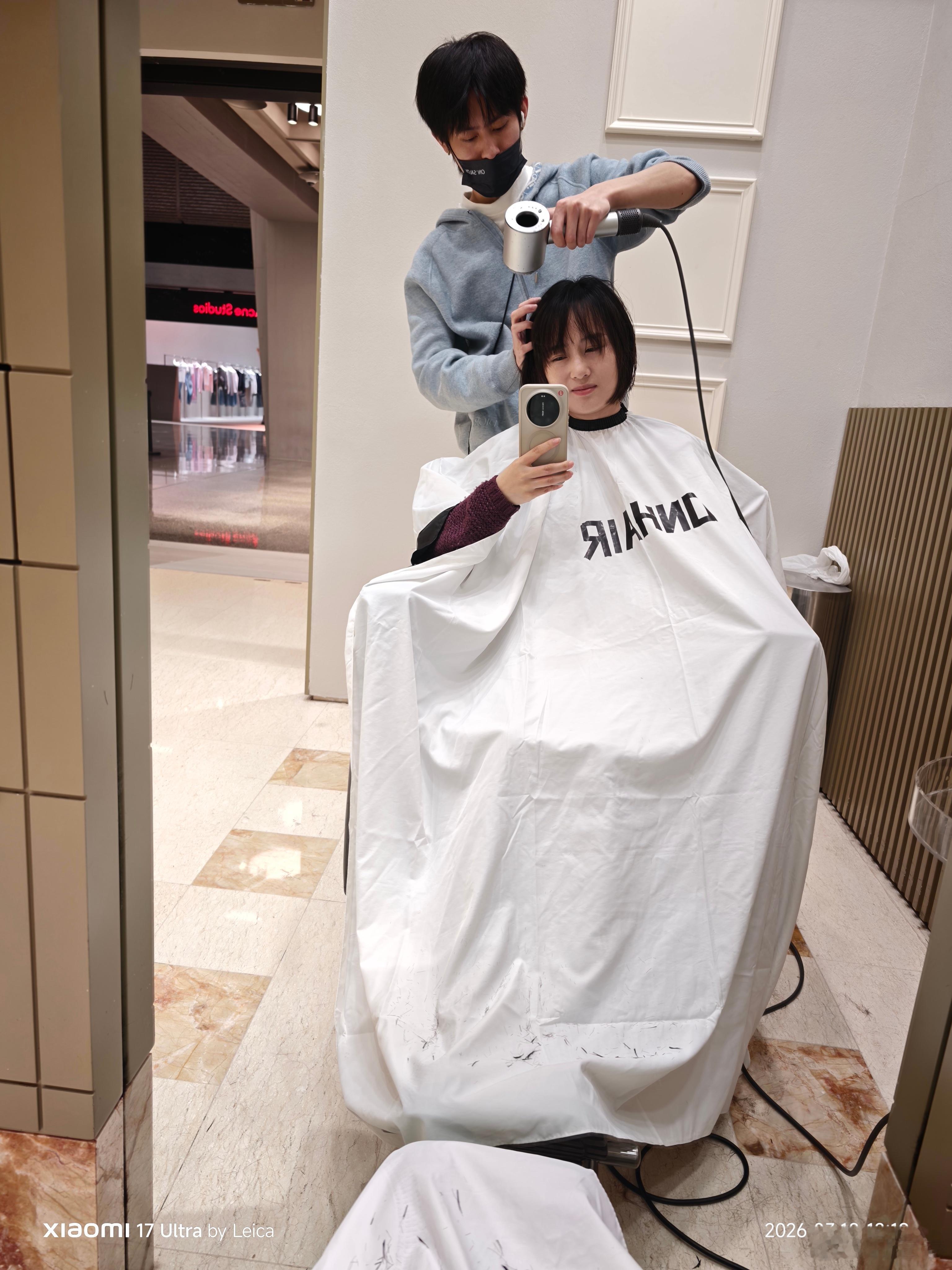 为了明天发布会见人，专门还来理个发。这个发型你们满意了不？高额头基本遮上了我的日