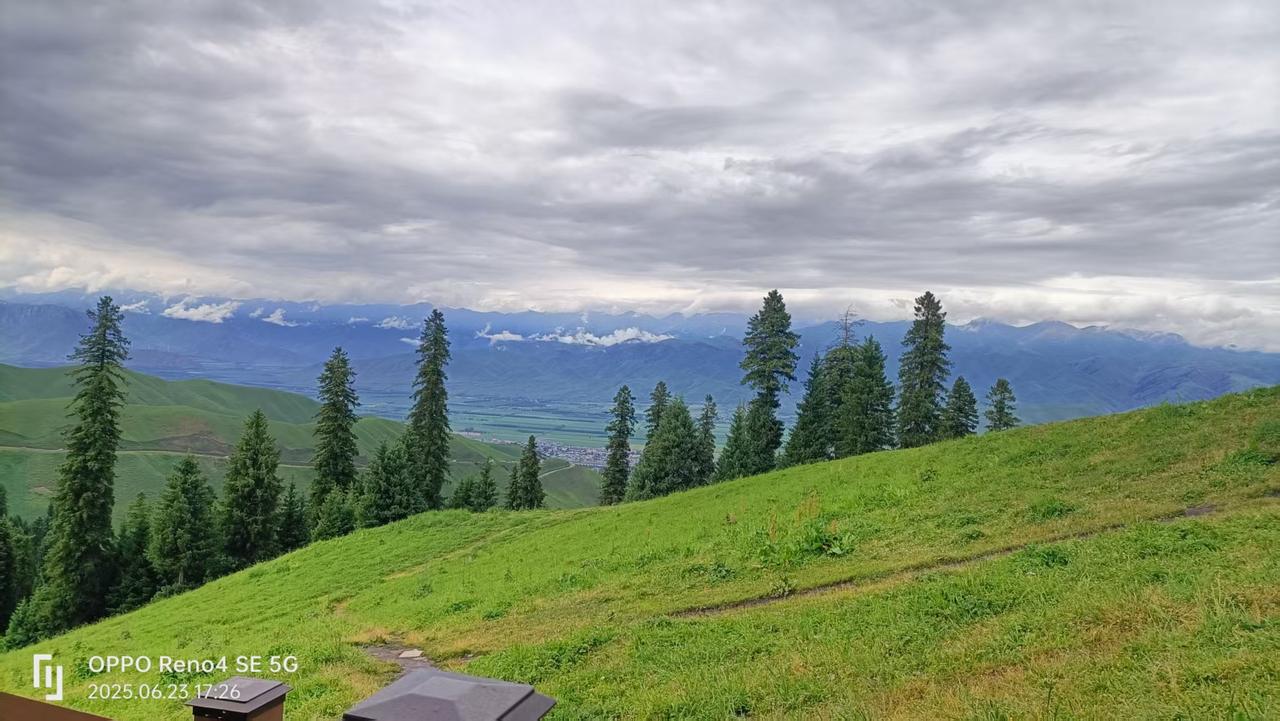 红日白云天上景，求下联我对下联是，青山绿水人间画，
