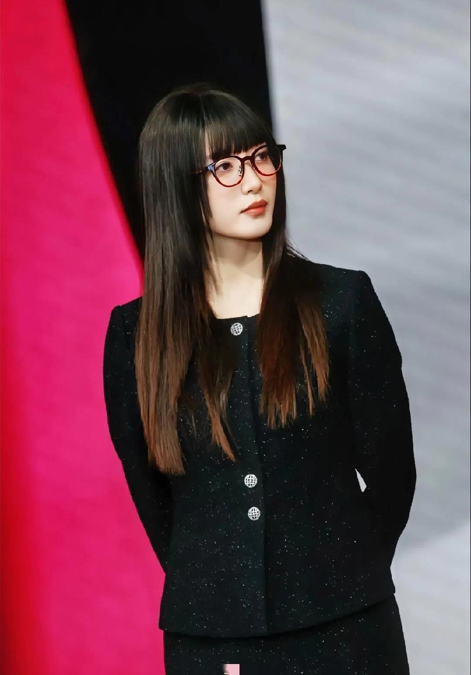 江疏影在感情里的态度依然偏向被动，她强调精神契合和经济独立的重要性，选择“宁缺毋