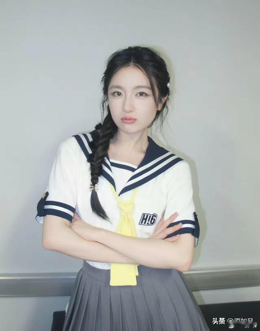刘昊然提醒李兰迪整理裙子所以，女明星为什么穿不方便的裙子为了好看，不考虑李兰迪的