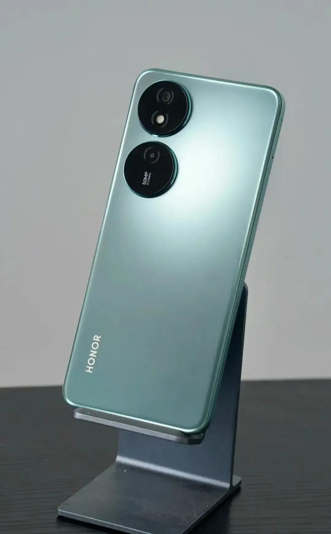 想选礼物送父母？
这款荣耀Play8T手机或许是个好选择。6000mAh电池、3