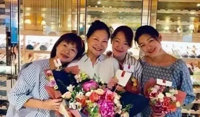 5月9日，S妈黄春梅首度回应大S子女赴京求学争议，一句“我不清楚”让台媒炸锅。据