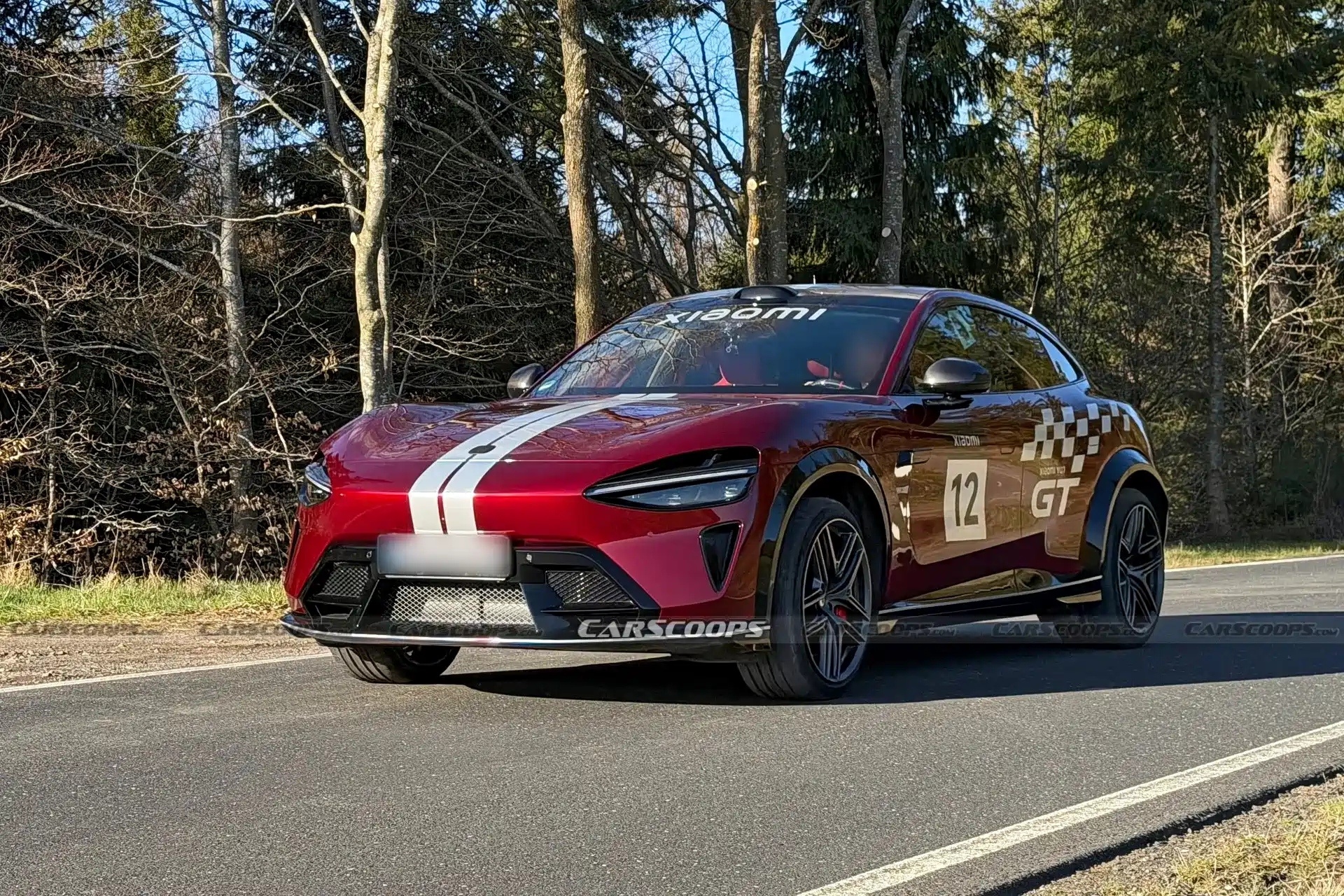 小米YU7 GT实车谍照，外观造型战斗气息十足双电机四驱动力超1000马力最高时