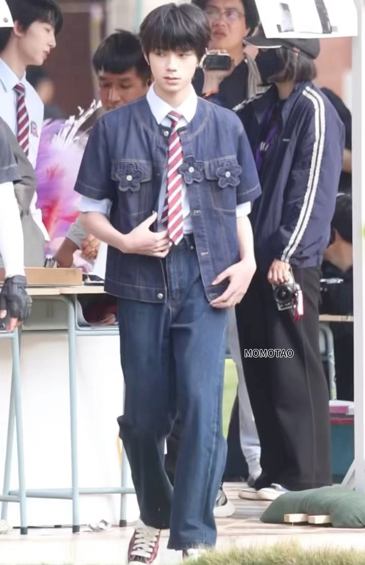 王橹杰和187的艾伦几乎一样高了 16岁的王橹杰和187的艾伦站在一起几乎齐高！