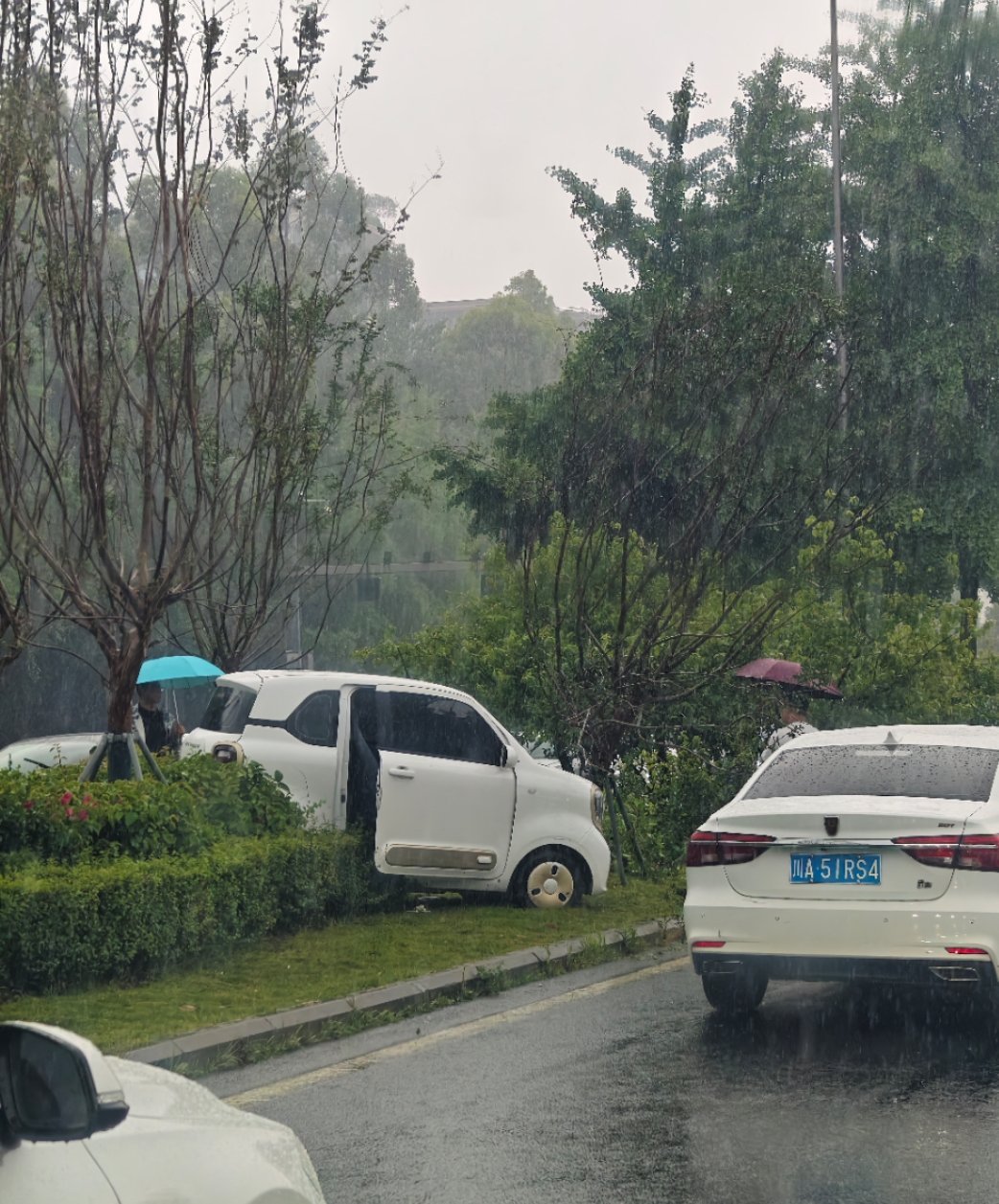 这里不让停车 [允悲]  今天成都大雨 大家开车注意安全啊 ​​​