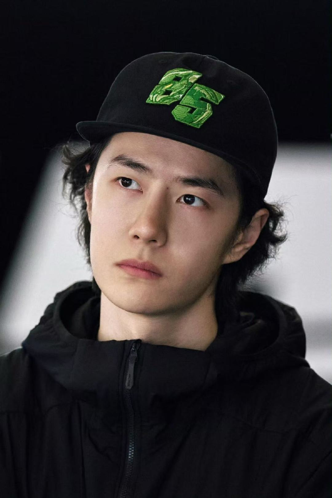 捕捉王一博的两种状态王一博两种状态 哇！上赛场之后的王一博眼神都更犀利了！ 