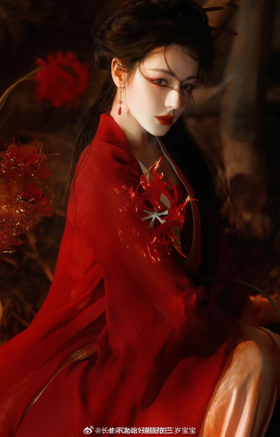 迪丽热巴女鬼一来了女鬼造型又美又飒，破碎感和威压感并存，这演技我直接吹爆！ 