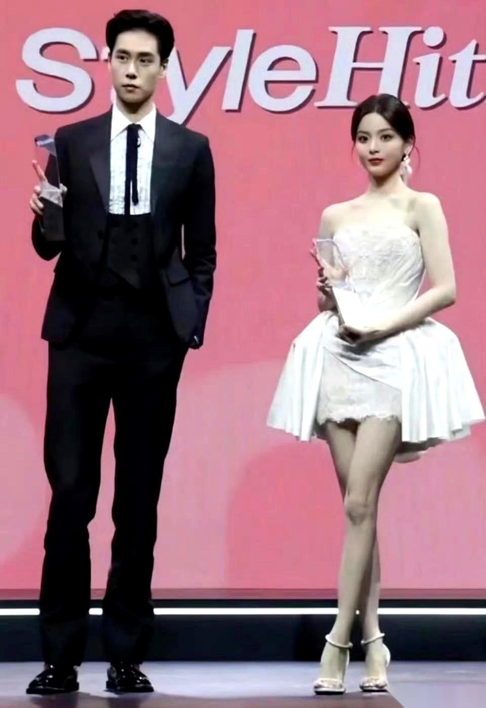 我以前老听人说胡一天是个人形立牌，总觉得有点夸张。
直到我看到了他和杨超越站在一