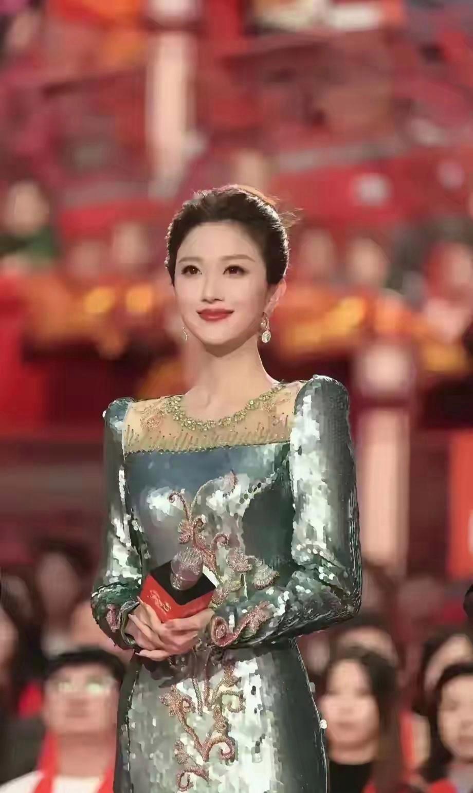 这是一个比刘芳菲还好看的主持人，穿着晚礼服的她优雅大方，往那一站就落落大方。
 