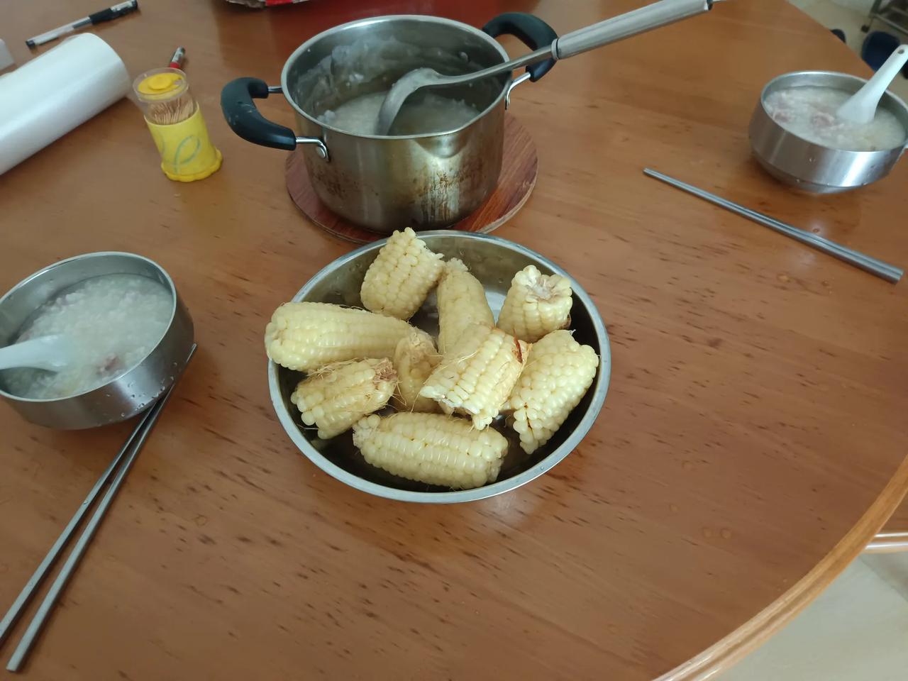 今天中午我和老表两人，一人一碗粥，几个玉米。表姐说感冒了，什么都不能吃，叫煲粥比