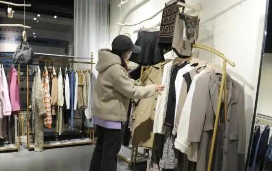 现在的年轻人，在穿衣服方面没有像以前老一辈，以前老一辈买一套衣服，前三年穿的都是