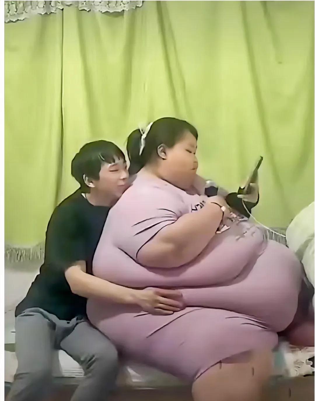 惊呆！东莞男子因漂亮女友离去而心碎数月后，终于恋上了这个体重达到惊人180斤的胖