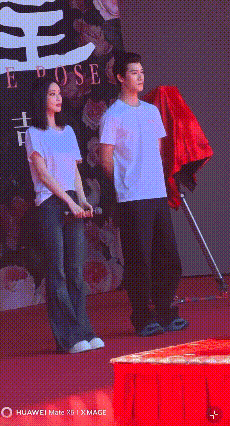 开机宴好拘谨的两人，怕唯粉cpf打架 ​​​