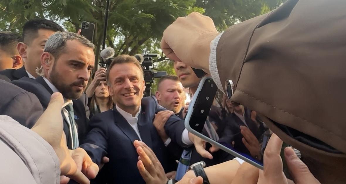 今天马克龙一行在成都玩得很开心，在锦城湖公园跑了步，顺便耍了一下水；到川大去参加