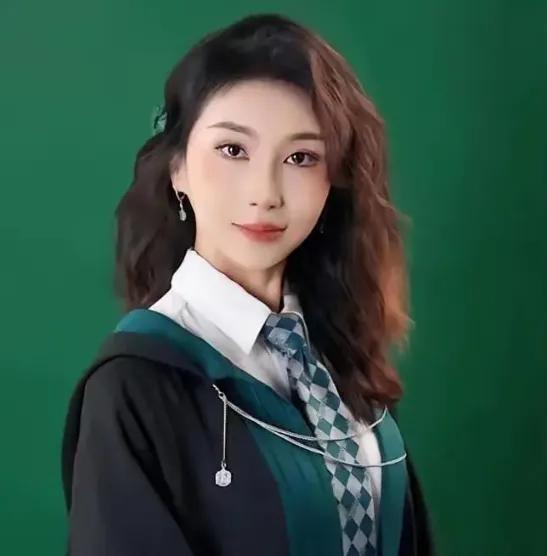 这位“优秀”的女教师，先是被停了一门课，撤了一个头衔。现在的情况是被彻底…“一撸