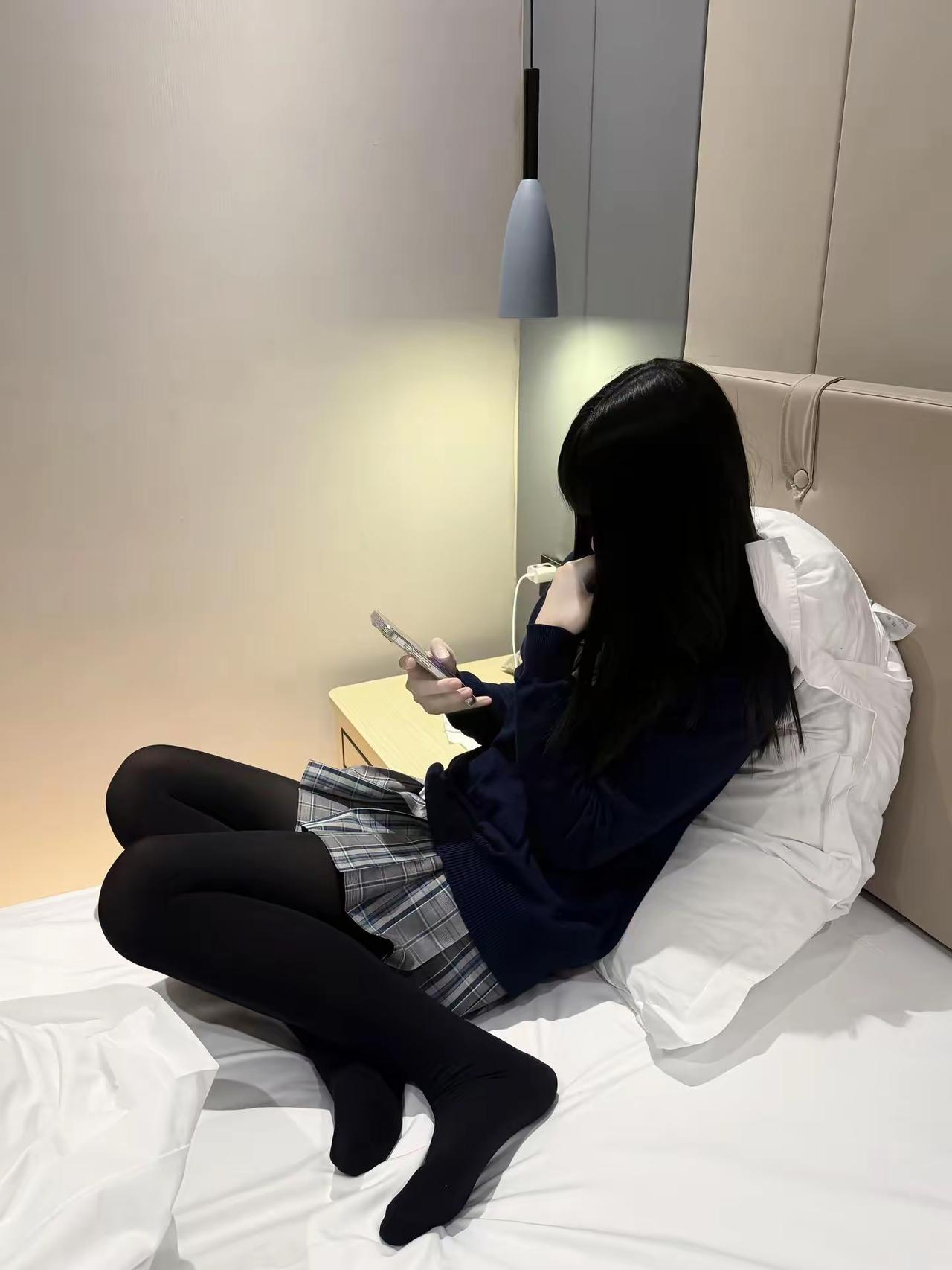 🌙 夜晚属于被窝和手机，换上舒服的针织衫和格纹裙，享受只属于我的松弛时光。