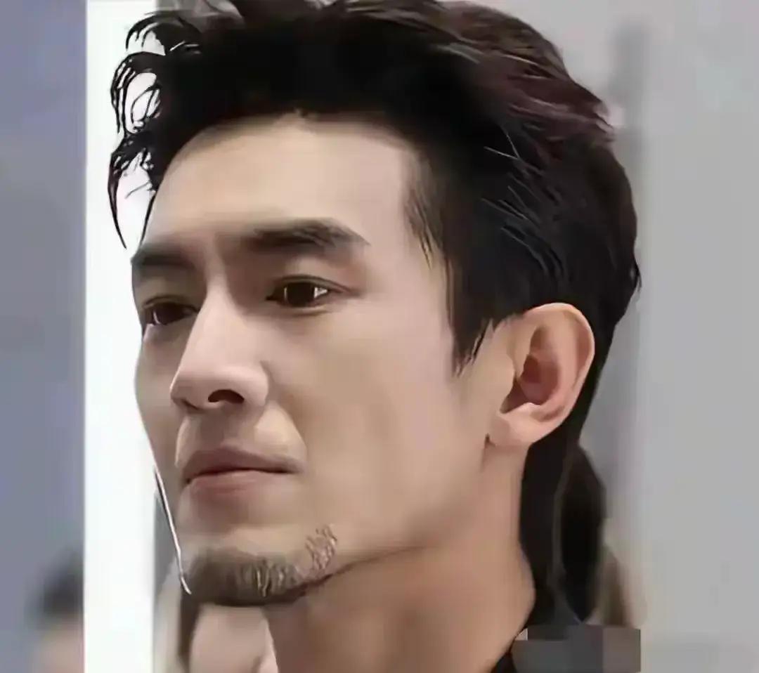 这个明星年龄不大啊，咋白胡子都有了，是剧照吗？