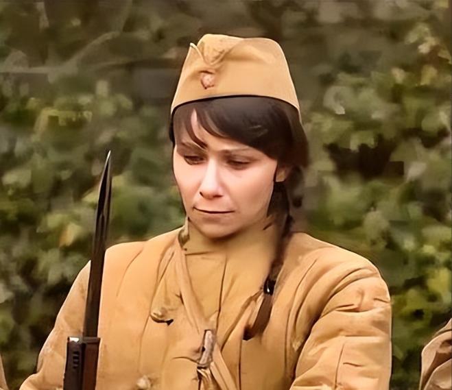 1945年，日军被苏联红军押往了寒冷的西伯利亚。

卡车在雪原上颠簸，车厢里的战