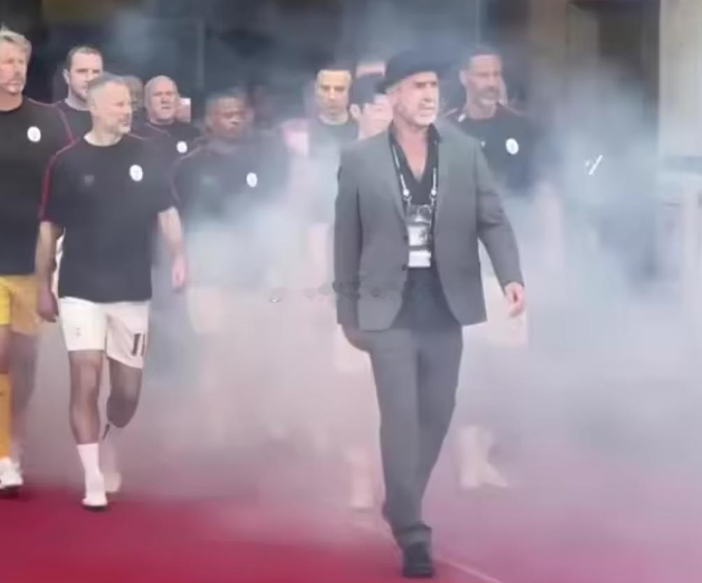 曼联正在英超联赛中为争夺欧冠资格努力，曼联传奇队则在近日前往韩国，在水原世界杯体