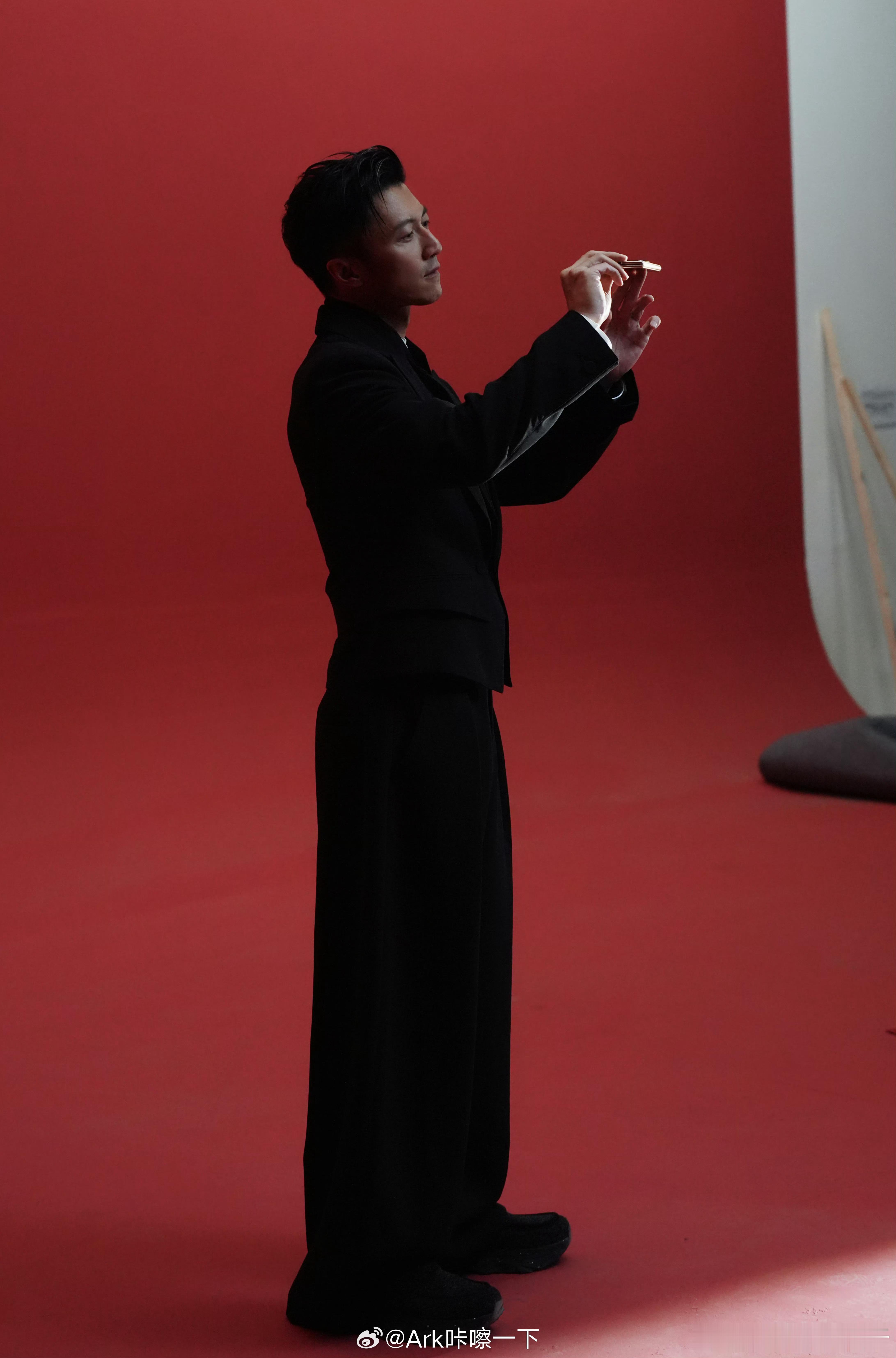 谢霆锋在过年前给荣耀拍完了V6的片子，该回家过年了 