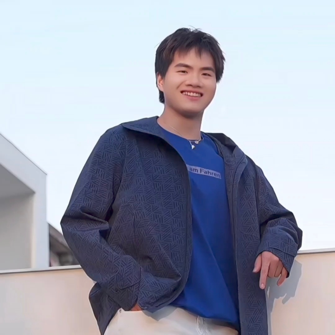 短短两秒把我迷成智障了，超级喜欢梁伟铿的笑容啊😖梁伟铿白色情人节特刊