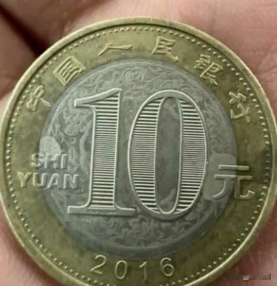 太幸运了！一阿姨拿出一枚特殊10元硬币在超市结账，结果，服务员接过硬币一看愣住了