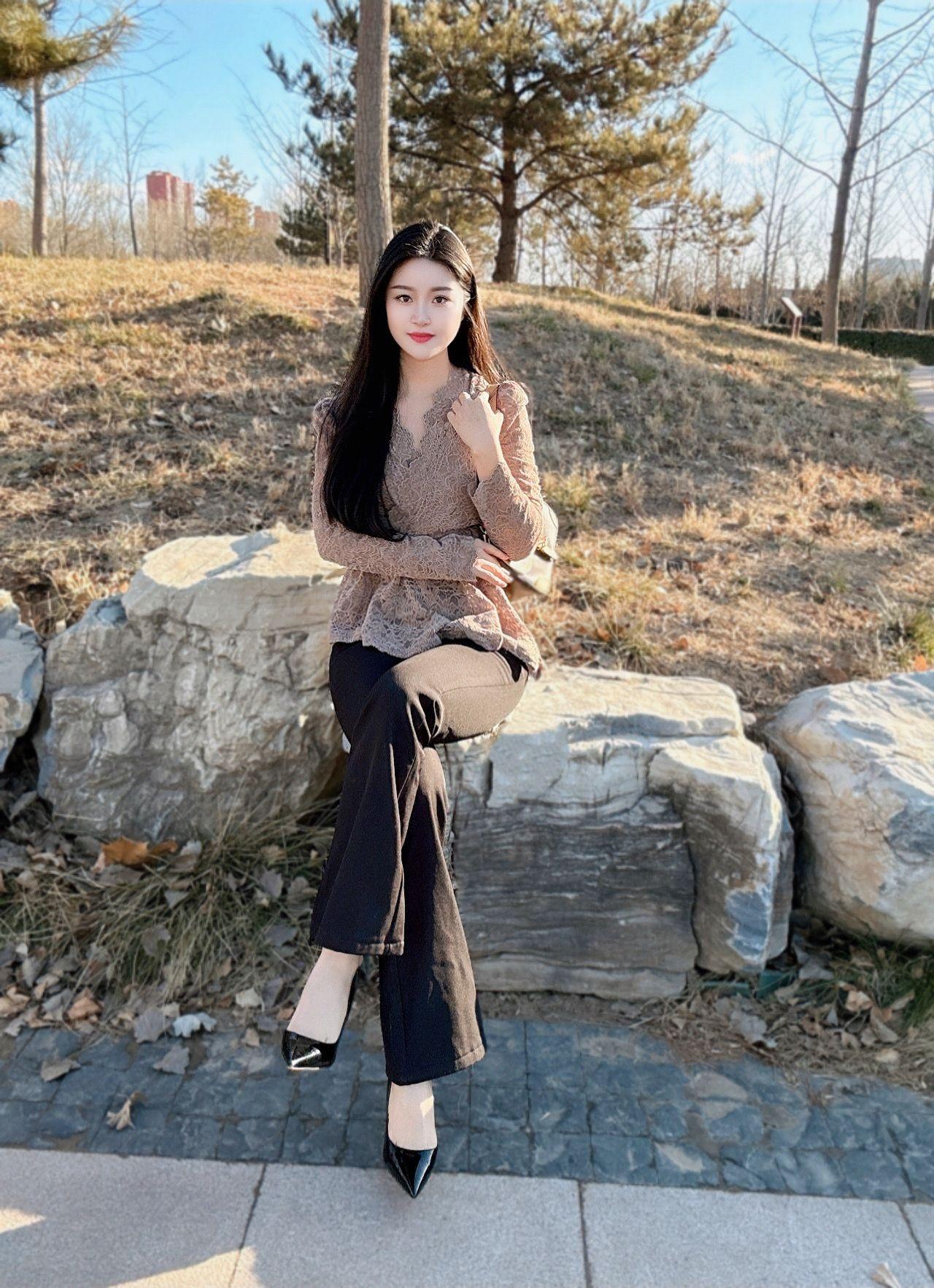 “重要的人越来越少，剩下的人越来越重要，在细水长流的日子里，不说永远，只说珍惜…