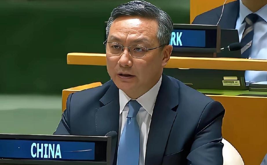 当联合国高官流畅切换四国语言，却唯独没有中文时，中国代表孙磊大使没有愤怒指责，而