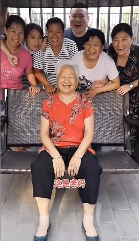 岳云鹏带着自己的五个姐姐和一个弟弟拍视频，三姐和岳云鹏最像，五姐很时尚，年龄最小