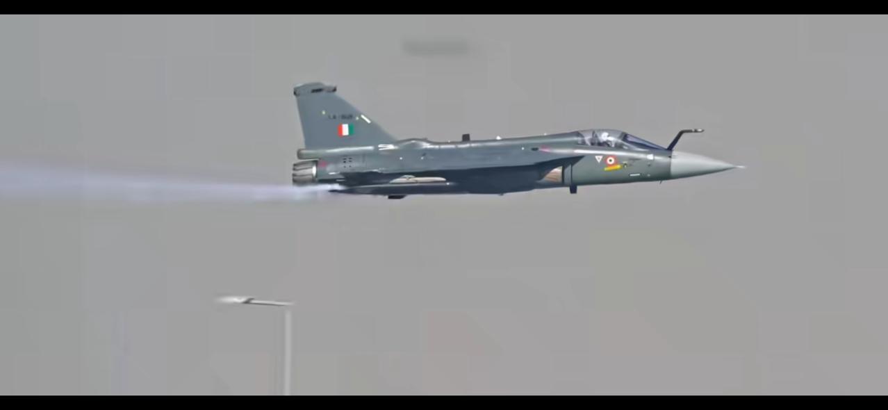 上联:天上光辉战机，求下联印媒为何将光辉战机坠毁甩锅给美 
最近印度的“光辉”战