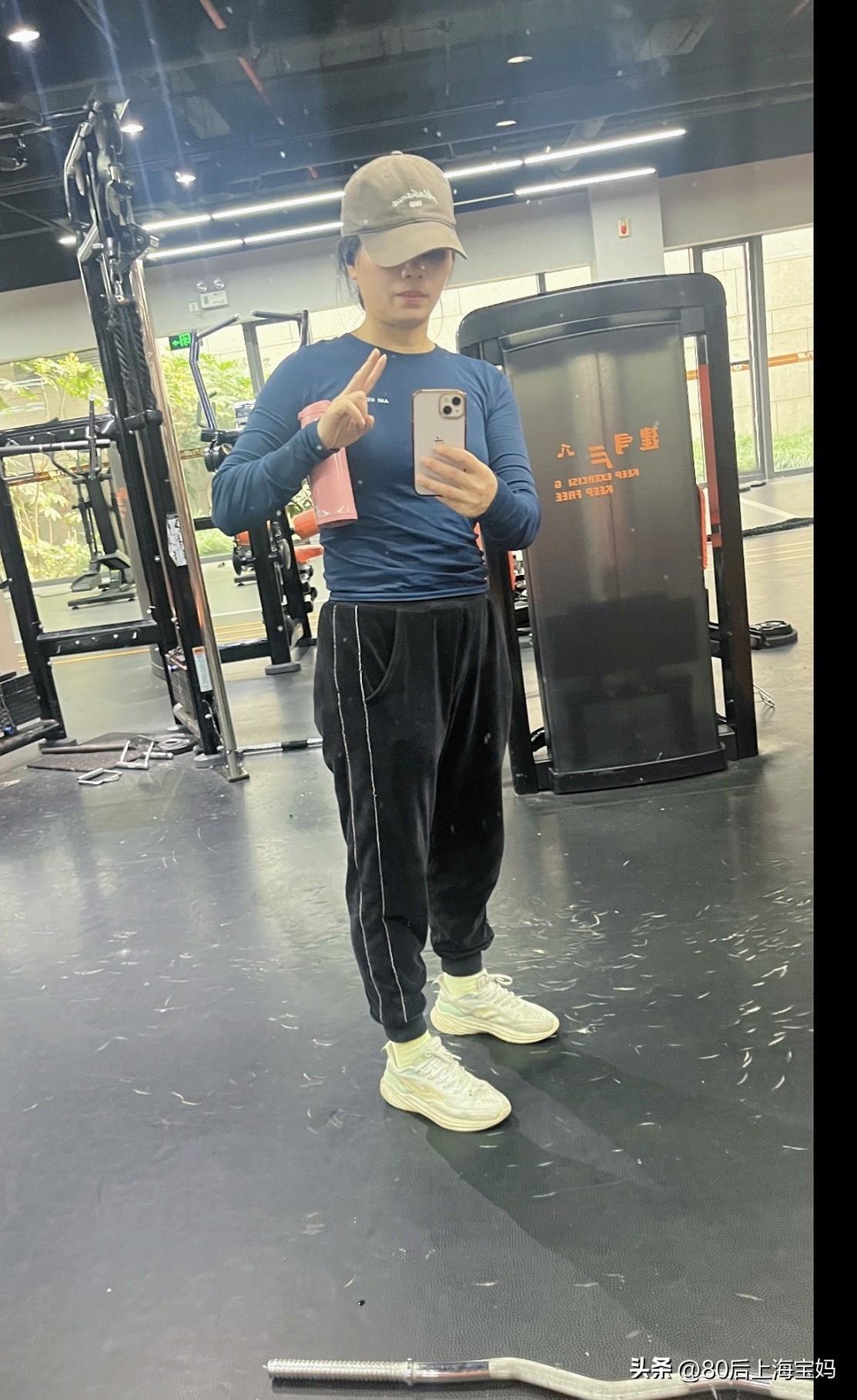 今天的力量训练格外酸爽💪
专注臀腿日，深蹲硬拉一个不落
虽然累到想放弃，但想到