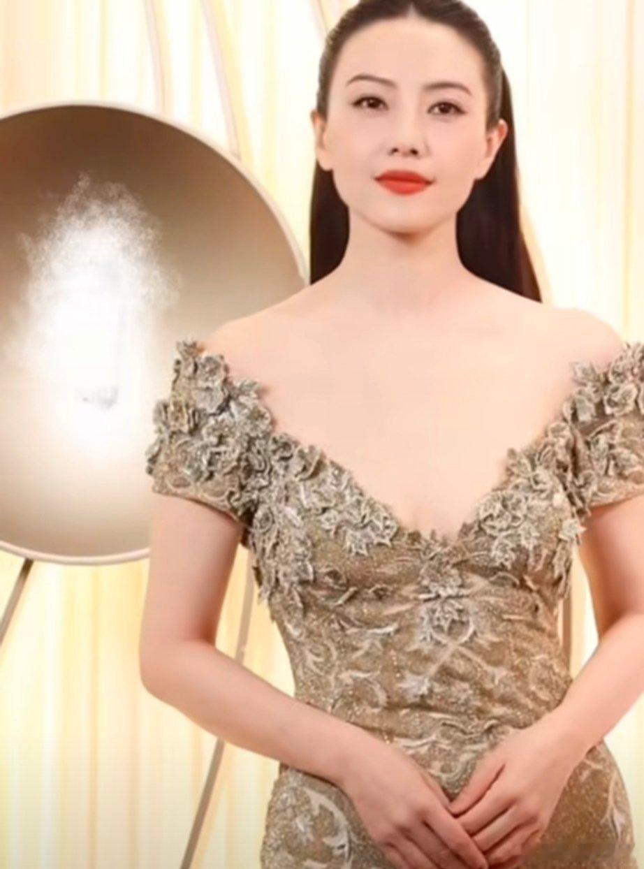 高圆圆自带白月光滤镜高圆圆像是月光下的诗，气质独特。大气与温柔交织，行走间自带优