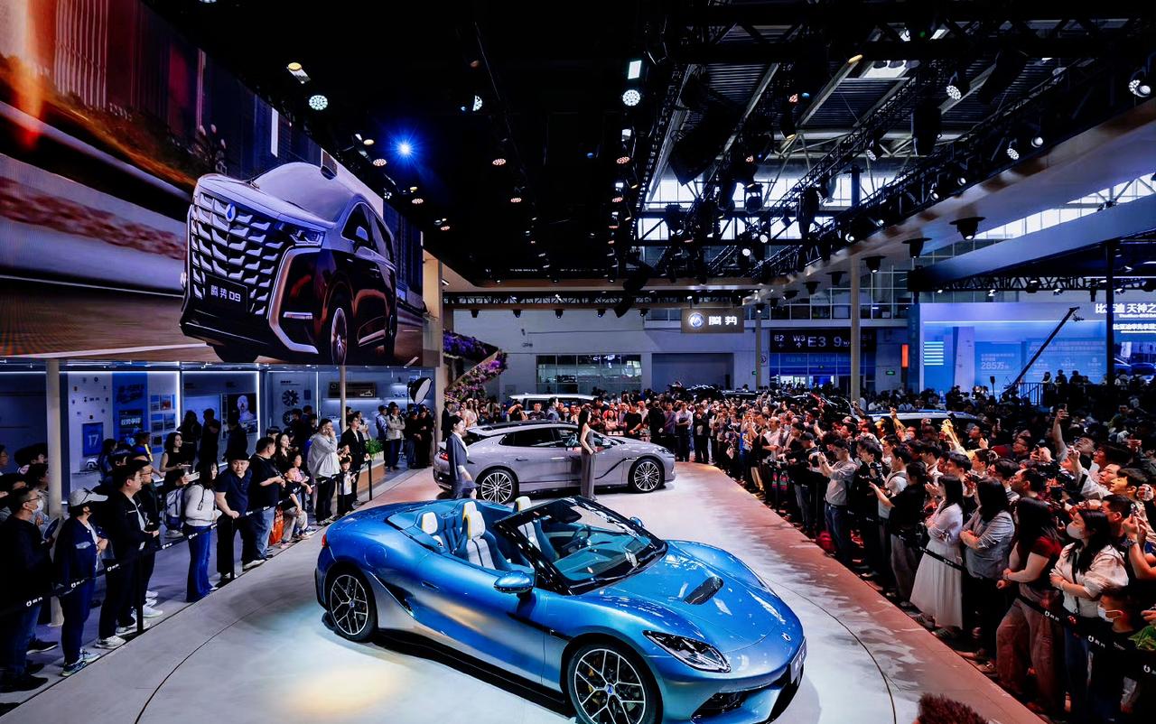 腾势Z敞篷跑车亮相，提供敞篷版、硬顶版和赛道版
2026北京车展实车现身
定位新