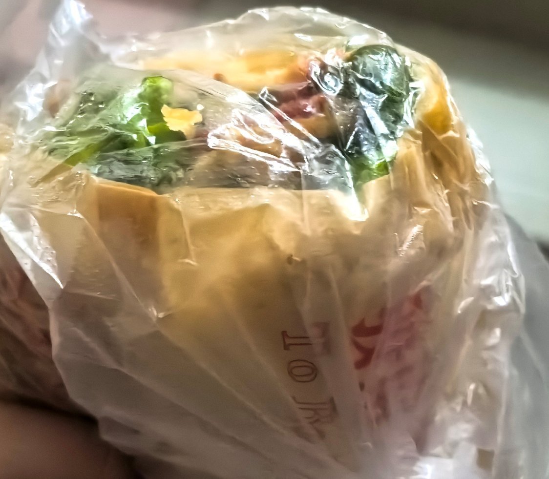 这样的外卖才配收我的打包费昨天买了个🌯煎饼，20来块，装个塑料袋就来了，还贼难