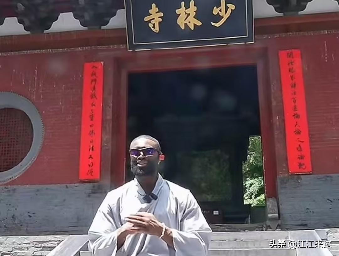 凯尔特人巨星杰伦布朗现身嵩山少林寺，效仿文班亚马修炼易筋经，希望自己能够更进一步