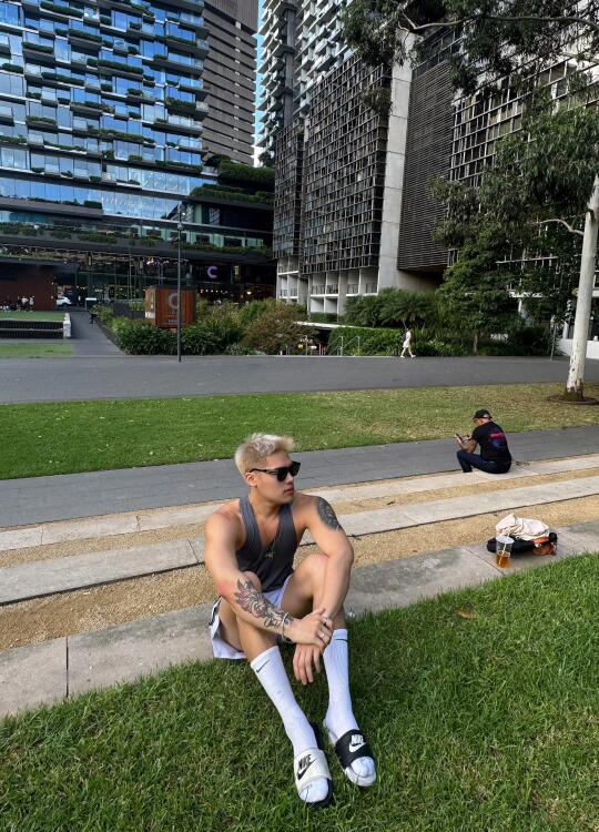 台湾白袜1️⃣在悉尼草地上悠闲🍃