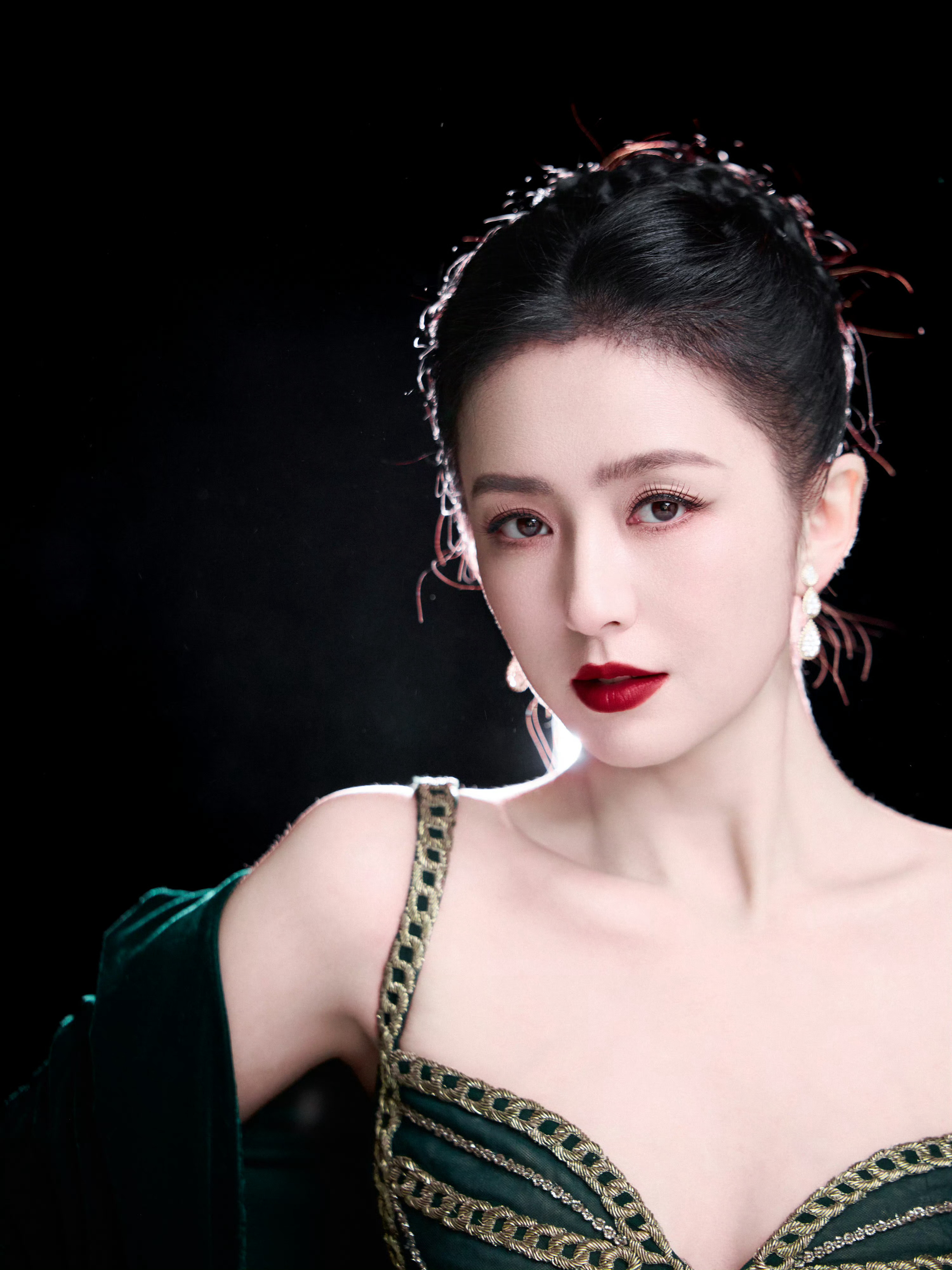 佟丽娅   被这抹墨绿拿捏住了！丝绒的质感也太绝了吧～💚 