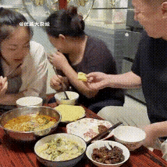 这番操作情景，母女俩怎能憋得笑，如正在急着吃饭时忍不住会把饭喷出来，唉，无语了！