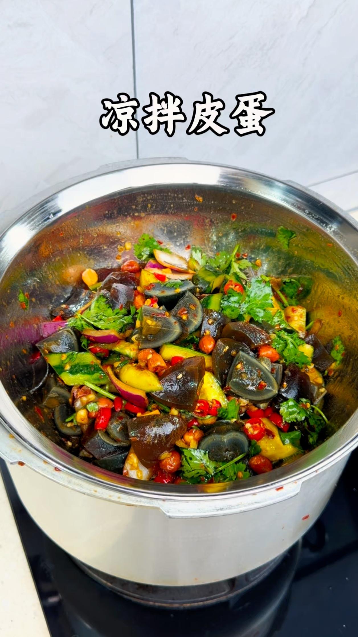 🌟5分钟搞定的凉拌皮蛋黄瓜，清爽解腻绝了！
🥒10秒学会的凉拌皮蛋黄瓜，步骤