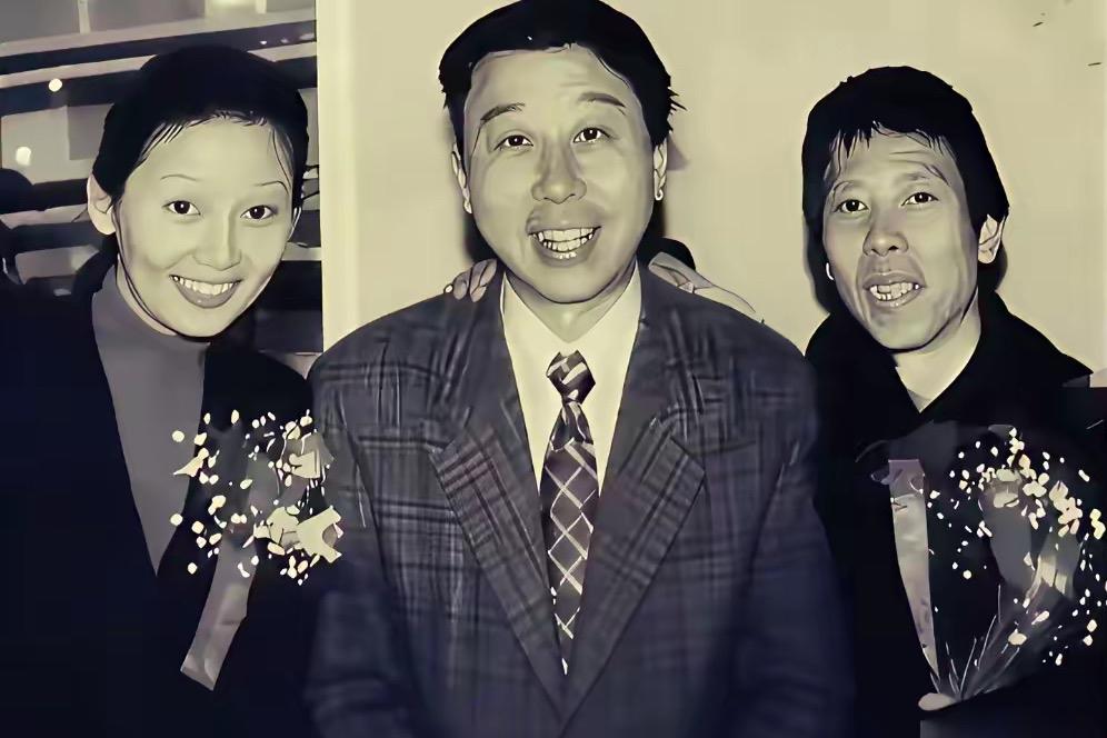 二马真讨厌，
人家两口子照相，
他抢着坐中间；
人家门三生活很滋润，
他硬要插上