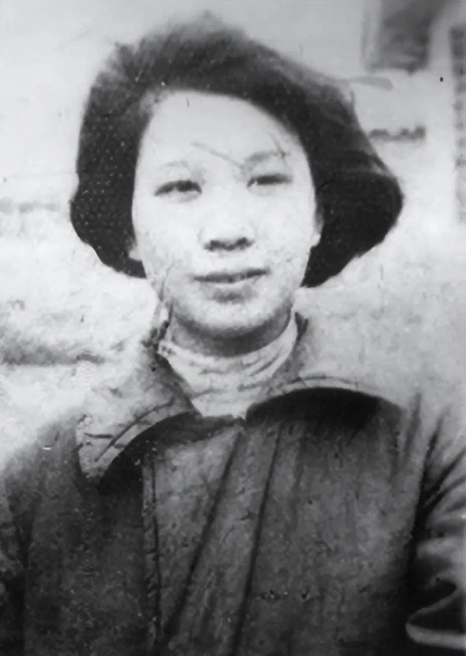 1975年，重庆歌乐山一处施工工地意外挖出一具女性遗骸。尸骨手腕上仍扣着一副锈迹