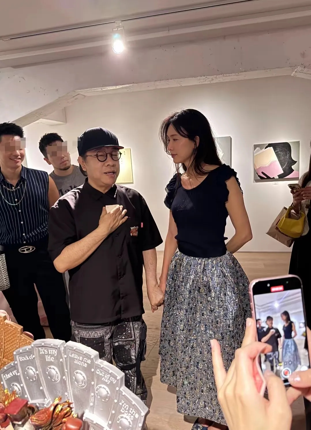 林志玲现身蔡康永画展，她变化挺大的，早就没有星范了！ 